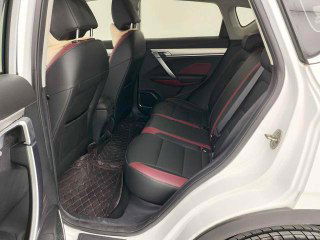 Задние сиденья GEELY COOLRAY: трёхместный диван с контрастной прострочкой, демонстрация пространства для пассажиров и задней дверной карты.