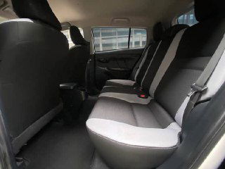 Задний ряд сидений Toyota Yaris L, фото показывает объём посадочных мест и состояние ткани обивки заднего дивана.