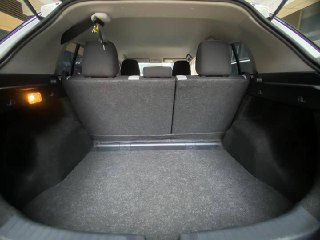 Багажное отделение Toyota Yaris L, пустое и чистое, видна отделка и объём багажника для повседневного использования.