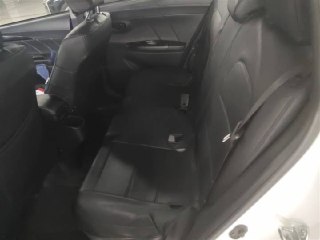 Задние сиденья Toyota Yaris L 2022 — чёрная обшивка, подголовники и пространство для пассажиров, фотография для оценки состояния салона сзади.