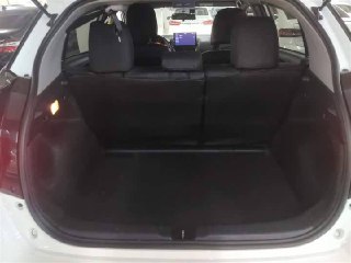 Пустой багажник Toyota Yaris L 2022 — вид внутри багажного отделения с открытой пятой дверью, чистая обшивка и достаточный объём для повседневных задач.