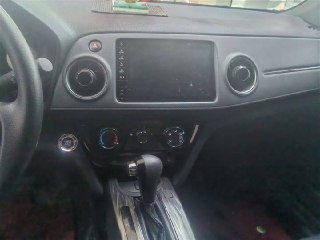 Крупный кадр центральной панели и мультимедийного экрана Honda XR-V: органы управления климатом, кнопки и общий вид состояния салона со стороны водителя.