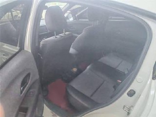 Фото задних сидений Honda XR-V: состояние обивки, пространство для ног и открытая задняя дверь — видно практическое использование салона.