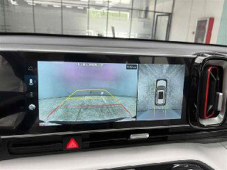 Экран мультимедиа с включённой камерой заднего вида: разметка парковки и вид 360° в интерфейсе автомобиля Hyundai Mufasa.