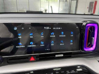 Центральный сенсорный дисплей Hyundai Mufasa с меню и иконками функций автомобиля, декоративная подсветка вокруг дефлекторов в розовом оттенке.