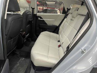 Задний ряд сидений Hyundai Mufasa: светлая отделка, три места, ощущение пространства и вид на спинки передних сидений внутри салона.