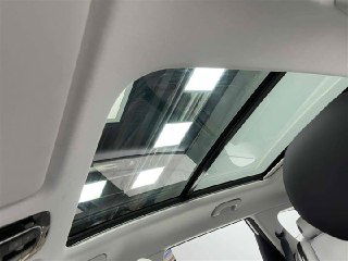 Люк-панорама в крыше Hyundai Mufasa: световой люк с видом на потолок салона и стеклянную секцию крыши автомобиля.