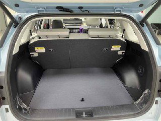 Багажное отделение Hyundai Mufasa с поднятыми спинками задних сидений: ровный пол багажника и пространство для багажа в кроссовере.