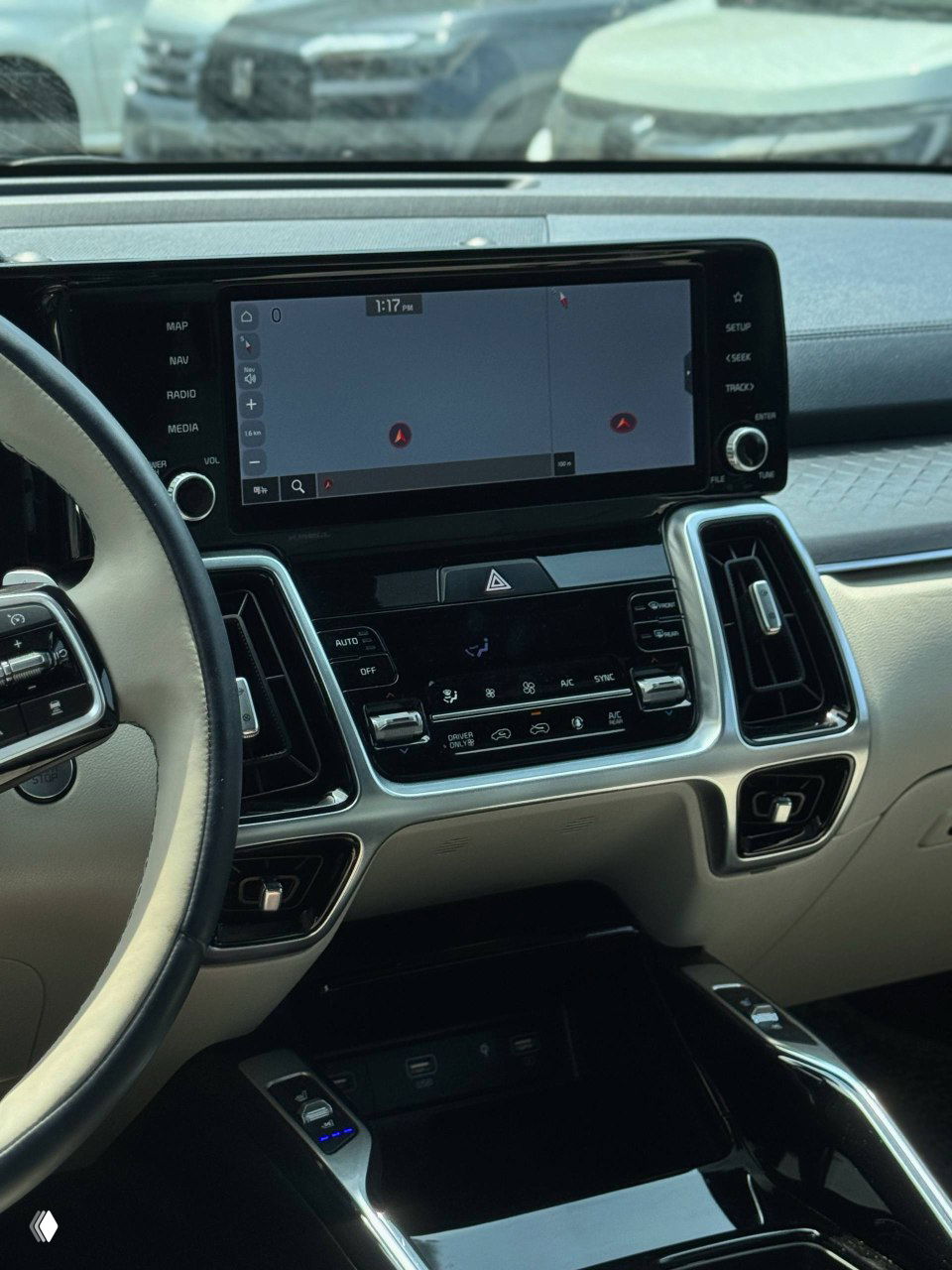 Мультимедийный экран и панель управления KIA Sorento, крупный план центральной консоли с дисплеем и климат-контролем.