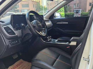 Водительский отсек и переднее пассажирское место KIA KX3: руль, приборная панель, центральная консоль и передние кожаные сиденья