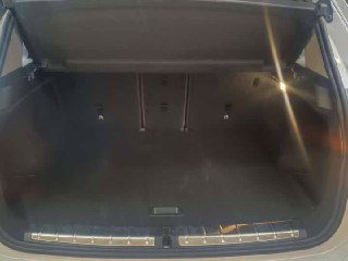 Багажник BMW X1 xDrive 25Li 2021 — открытый просторный багажный отсек без груза, видна обшивка и ровное пространство для перевозки вещей.