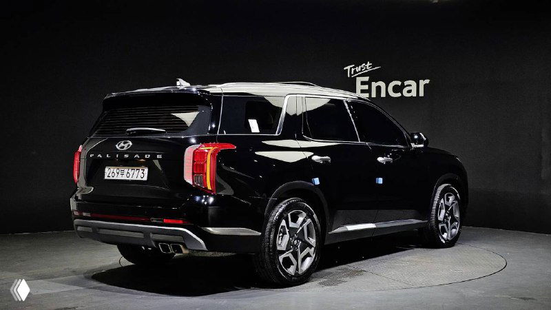 Задняя часть черного Hyundai Palisade 2022 с крупными фонарями и багажной дверью, фото демонстрирует дизайн кормы и выхлопную систему в студии.