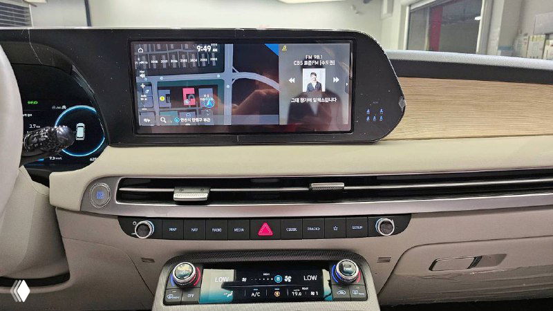 Крупный план центральной мультимедийной панели Hyundai Palisade с широким дисплеем и декоративной панелью в интерьере, акцент на интерфейсе и отделке.