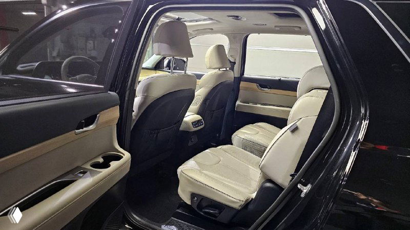 Задний пассажирский ряд Hyundai Palisade с бежевыми сиденьями — фото демонстрирует пространство для ног, кресла и обивку задней зоны салона.