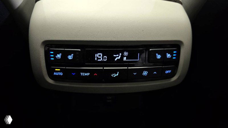 Панель климат-контроля для задних пассажиров Hyundai Palisade — цифровые индикаторы и кнопки регулировки температуры в задней части салона.