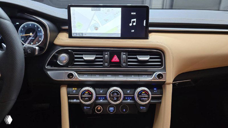 Центральная панель и мультимедиа Genesis G70: экран навигации над дефлекторами, блок климат-контроля и регуляторы на торпедо.