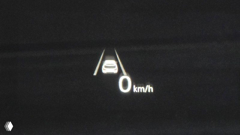 Проекция HUD на лобовом стекле Genesis G70 с индикатором скорости и полосой удержания — демонстрация системы вождения и безопасности.