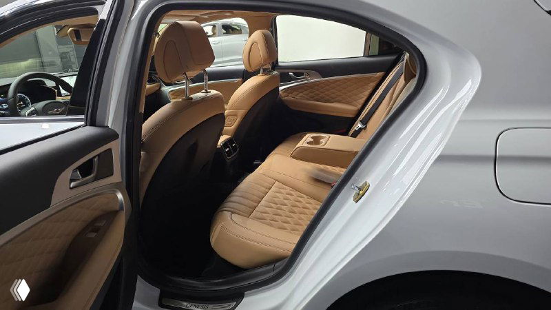 Задний ряд сидений Genesis G70: бежевые простроченные сиденья, пространство для ног и состояние обивки для оценки комфортности салона.