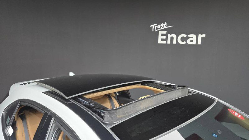 Крыша с панорамным люком Genesis G70, частичный вид на крышу и стеклянную секцию в раскрытом или фиксированном положении в салоне.