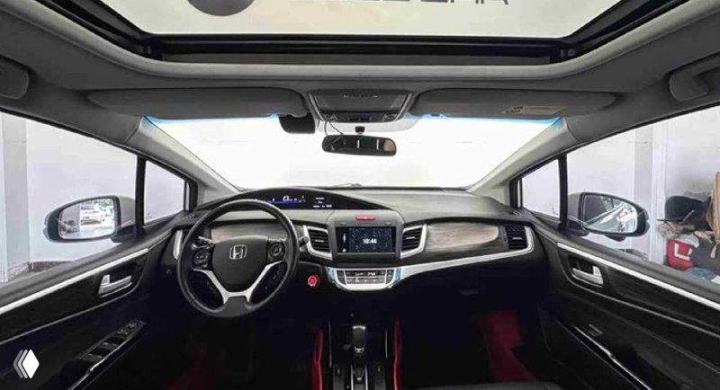 Салон Honda Jade: вид на торпедо, мультимедийную систему и панорамную крышу — демонстрация пространства передних кресел и обзор через люк.