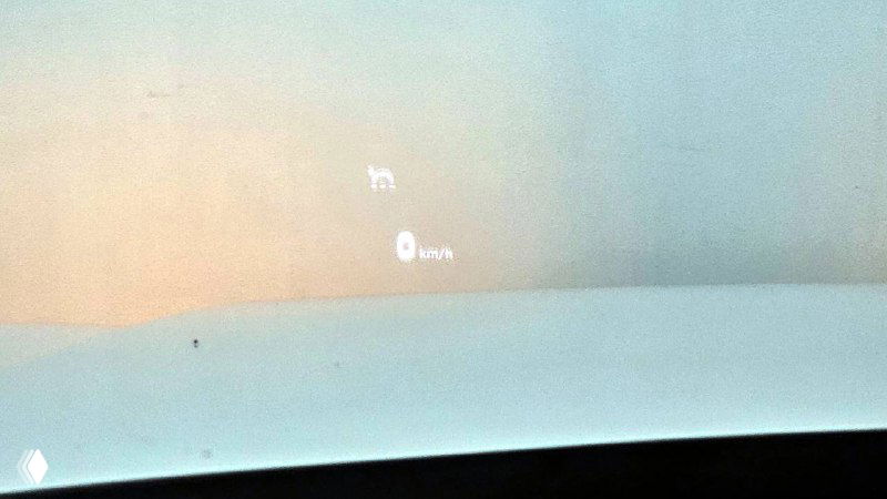 Кадр проекции HUD на лобовом стекле Palisade — видим индикацию скорости и указатели на стекле в освещённом помещении.