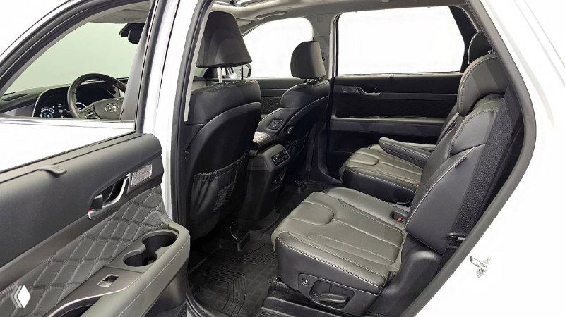 Вид заднего ряда сидений Hyundai Palisade: кресла, пространство для пассажиров и общая отделка салона, демонстрация места для ног.