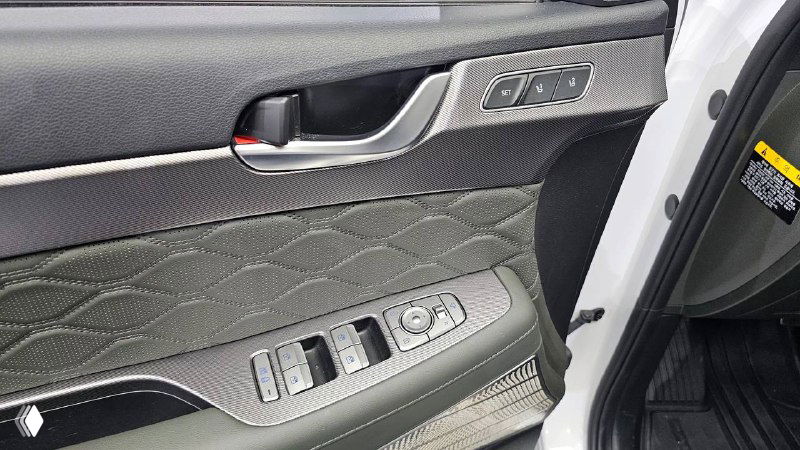 Крупный план дверной панели и блока управления стеклоподъемниками Hyundai Palisade — отделка, кнопки и эргономика водительской двери.