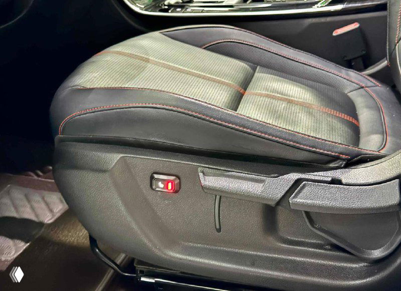 Крупный план регулировки сиденья и механизма: электрическая регулировка, элементы управления и состояние обивки.