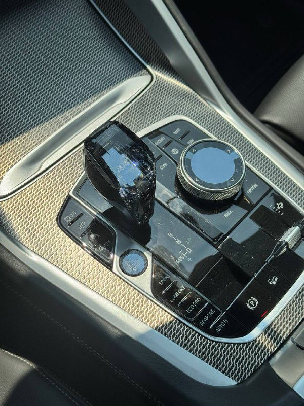 Деталь центральной консоли BMW X6 с селектором передач и управлением iDrive — демонстрация отделки и состояния элементов управления