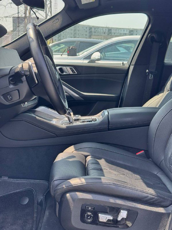 Боковой профиль салона BMW X6 — водительское сиденье, дверная панель и общая компоновка переднего ряда, состояние обивки