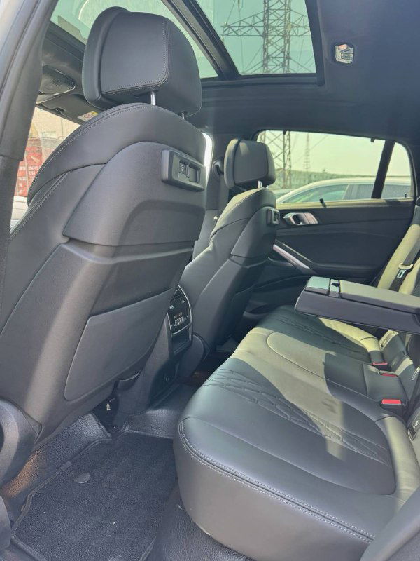 Задний ряд сидений BMW X6 — пространство для пассажиров, кожаная отделка и состояние задних кресел, демонстрация места для ног