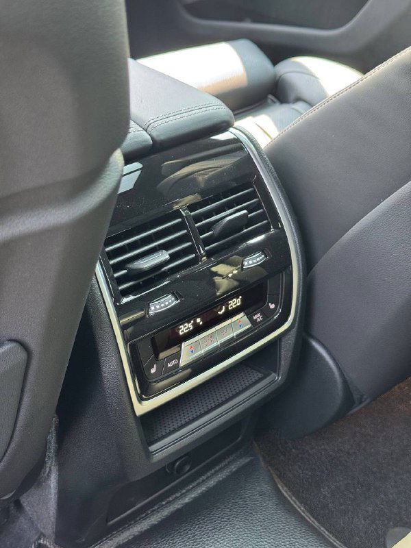 Задний блок управления климатом и воздуховоды для пассажиров BMW X6 — панель регулировки и порты в задней части центрального тоннеля