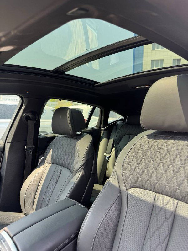 Салон BMW X6 с панорамной крышей — вид на передние кресла и стеклянный люк, демонстрация верхней части салона и освещения