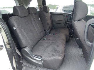 Второй ряд сидений Honda Freed 2014 — тканевая обивка тёмного цвета, вид на посадочные места и пространство между сидениями, общая сохранность салона.