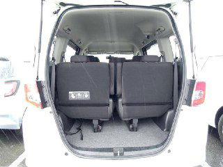 Багажное отделение Honda Freed 2014 с поднятыми задними сиденьями: место в багажнике видно с открытого проёма, чистая грузовая площадь и петли креплений.