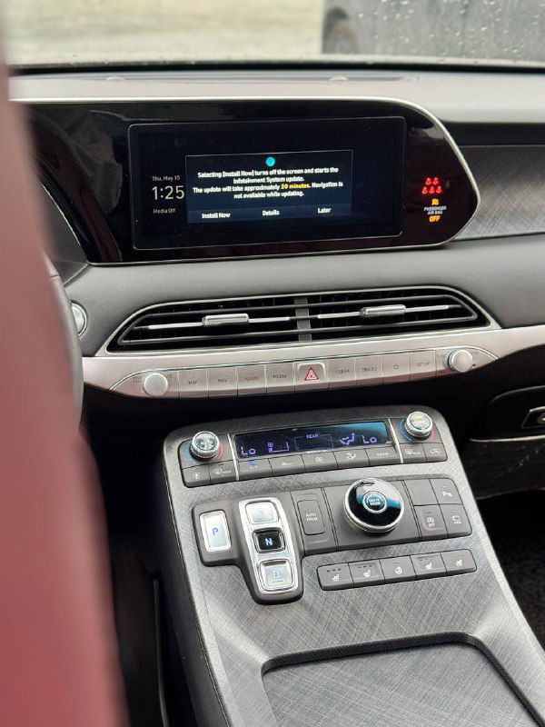 Центральная консоль Hyundai Palisade с мультимедийным экраном и блоком управления климат-контролем, видна современная компоновка кнопок.