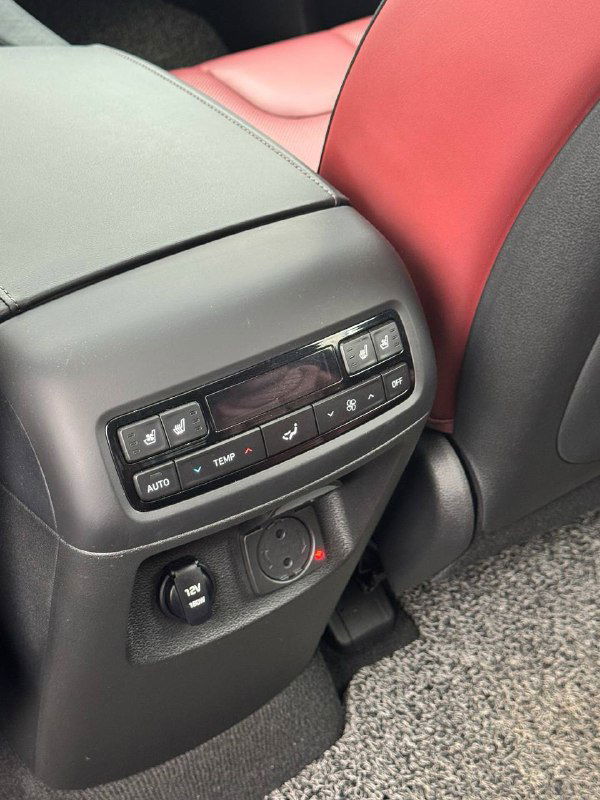 Панель управления для задних пассажиров с регуляторами аудио и розеткой питания, крупный кадр комфортных опций для пассажиров Hyundai Palisade.