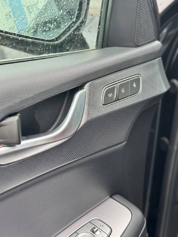 Деталь дверной панели Hyundai Palisade с кнопками регулировки сиденья и текстурной отделкой — крупный кадр материалов и функционала.