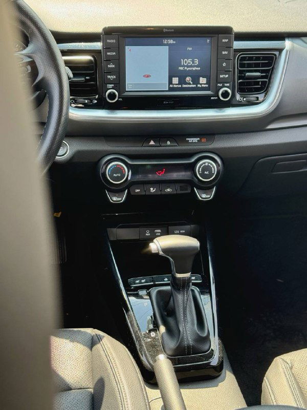 Центральная консоль KIA Stonic: мультимедийный экран, блок управления климатом и элементы управления на центральной панели