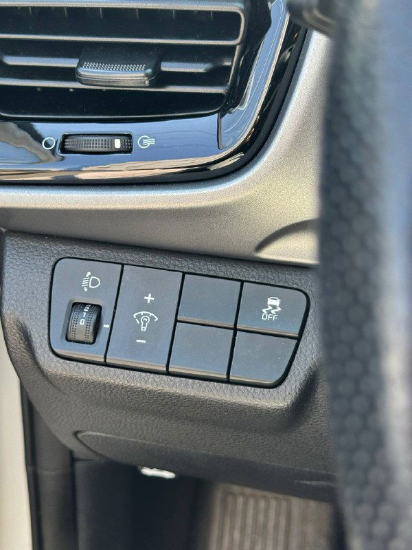 Блок дополнительных кнопок слева от руля: регулировка подсветки, отключение систем, панель элементов управления в водительской нише