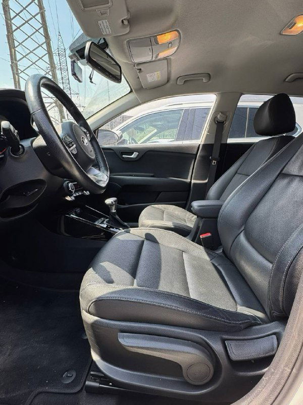 Общий вид передних сидений салона KIA Stonic: тканевая обивка, регулировки сиденья и пространство пассажирского отсека