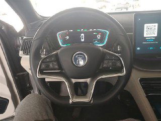 Салонный снимок: руль с логотипом бренда, цифровая приборная панель и правый крупный сенсорный дисплей мультимедиа в Song Plus New.