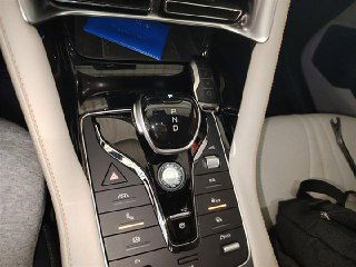 Центральная консоль Song Plus New: селектор передач, кнопки управления климатом и медиасистемой, глянцевые и хромированные вставки в интерьере.