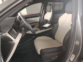 Передние сиденья и часть салона Song Plus New: двухцветная кожаная обивка, контрастная прострочка и элементы отделки рулевой панели и двери.