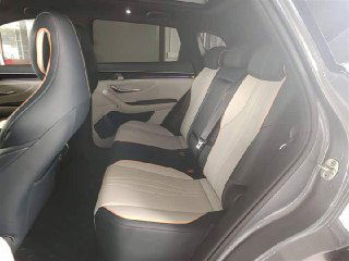 Задние сиденья Song Plus New: двухцветная обивка, посадочные места для трёх пассажиров и отделка задней части переднего кресла, общий вид заднего ряда.