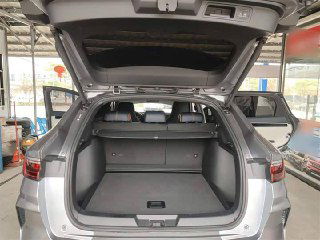 Открытый багажник серого Song Plus New: ровный грузовой отсек, откинутая полка и пространство для вещей — практичный объём багажника кроссовера.