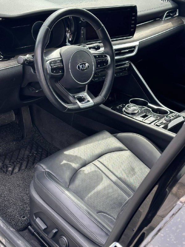 Вид салона KIA K5 2021: рулевое колесо, приборная панель и центральный дисплей — состояние интерьера и оборудование, демонстрация отделки.