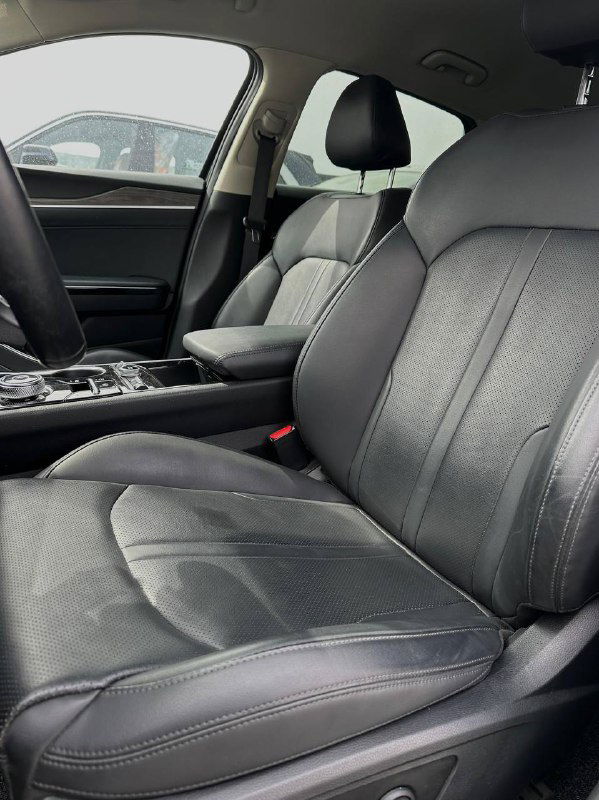 Переднее пассажирское сиденье KIA K5 с кожаной обивкой: видны подушки, швы и регулировки — фото для оценки состояния салона перед передачей клиенту.