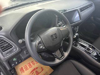 Руль и приборная панель Honda Vezel 2022: крупный план руля с эмблемой Honda, мультируль и элементы управления на фоне торпедо.