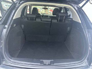 Пустой багажник Honda Vezel 2022: ровный грузовой отсек без повреждений, чистая обивка и вид на сложенные задние сиденья.